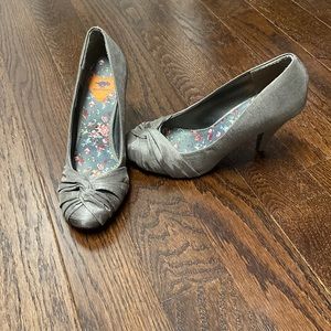 Gray two inch Rocket Dogs heels with twist toe